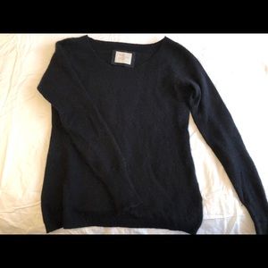 Cashmere sweater, women’s, long sleeve, black, M?